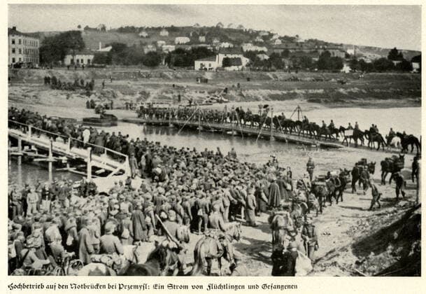 Deuxieme guerre mondiale Foule de refugies et de prisonniers polonais sur des ponts provisoires a Przemysl. Photographie tiree de l ouvrage WIR ZOGEN GEGEN POLEN ( Nous avons envahi la Pologne) Journal de guerre du 7eme corps d armee allemand. Editions centrales du parti nazi, Munich, 1940. Credit : Jean Vigne KHARBINE-TAPABOR. *** Second World War Crowd of Polish refugees and prisoners on temporary bridges in Przemysl Photograph taken from the book WIR ZOGEN GEGEN POLEN We invaded Poland War Diary of the 7th German Army Corps Central Editions of the Nazi Party, Munich, 1940 Credit Jean Vigne KHARBINE TAPABOR  KH134829