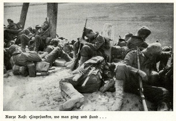 Deuxieme guerre mondiale Courte halte - soldats allemands epuises par une avance trop rapide. Photographie tiree de l ouvrage WIR ZOGEN GEGEN POLEN ( Nous avons envahi la Pologne) Journal de guerre du 7eme corps d armee allemand. Editions centrales du parti nazi, Munich, 1940. Credit : Jean Vigne KHARBINE-TAPABOR. *** Second World War Short halt German soldiers exhausted by a too fast advance Photograph from the book WIR ZOGEN GEGEN POLEN We invaded Poland War Diary of the 7th German Army Corps Central Editions of the Nazi Party, Munich, 1940 Credit Jean Vigne KHARBINE TAPABOR  KH134830