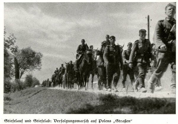 Deuxieme guerre mondiale Colonne de soldats allemands sur une route de Pologne. Photographie tiree de l ouvrage WIR ZOGEN GEGEN POLEN ( Nous avons envahi la Pologne) Journal de guerre du 7eme corps d armee allemand. Editions centrales du parti nazi, Munich, 1940. Credit : Jean Vigne KHARBINE-TAPABOR. *** Second World War Column of German soldiers on a Polish road Photograph taken from the book WIR ZOGEN GEGEN POLEN We invaded Poland War Diary of the 7th German Army Corps Central Editions of the Nazi Party, Munich, 1940 Credit Jean Vigne KHARBINE TAPABOR  KH134831