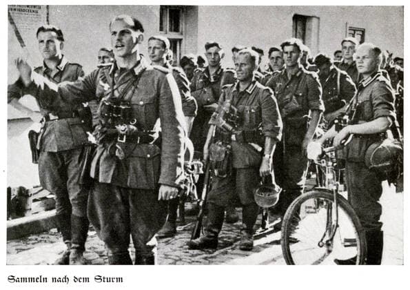 Deuxieme guerre mondiale Rassemblement avant l assaut. Photographie tiree de l ouvrage WIR ZOGEN GEGEN POLEN ( Nous avons envahi la Pologne) Journal de guerre du 7eme corps d armee allemand. Editions centrales du parti nazi, Munich, 1940. Credit : Jean Vigne KHARBINE-TAPABOR. *** Second World War Gathering before the assault Photograph from the book WIR ZOGEN GEGEN POLEN We invaded Poland War Diary of the 7th German Army Corps Central Editions of the Nazi Party, Munich, 1940 Credit Jean Vigne KHARBINE TAPABOR  KH134833