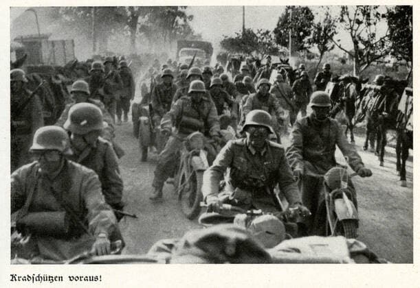 Deuxieme guerre mondiale Colonne allemande motorisee - motos, camions. Photographie tiree de l ouvrage WIR ZOGEN GEGEN POLEN ( Nous avons envahi la Pologne) Journal de guerre du 7eme corps d armee allemand. Editions centrales du parti nazi, Munich, 1940. Credit : Jean Vigne KHARBINE-TAPABOR. *** Second World War German column motorized motorcycles, trucks Photograph taken from the book WIR ZOGEN GEGEN POLEN We invaded Poland War Diary of the 7th German Army Corps Central Editions of the Nazi Party, Munich, 1940 Credit Jean Vigne KHARBINE TAPABOR  KH134837