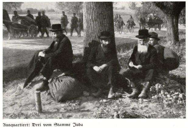 Deuxieme guerre mondiale Expulses ! Trois membres de la tribu de Judas . Photographie tiree de l ouvrage WIR ZOGEN GEGEN POLEN ( Nous avons envahi la Pologne) Journal de guerre du 7eme corps d armee allemand. Editions centrales du parti nazi, Munich, 1940. Credit : Jean Vigne KHARBINE-TAPABOR. *** Second World War Expulsions Three members of the Judas tribe Photograph from the book WIR ZOGEN GEGEN POLEN We invaded Poland War Diary of the 7th German Army Corps Central Editions of the Nazi Party, Munich, 1940 Credit Jean Vigne KHARBINE TAPABOR  KH134839
