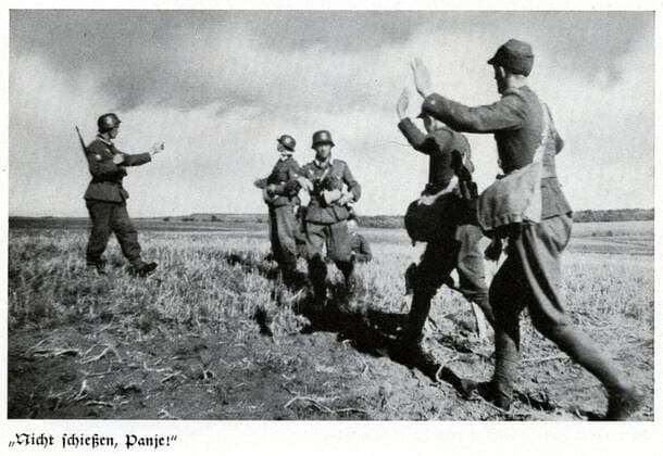 Deuxieme guerre mondiale Ne tirez pas, messieurs - deux soldats polonais se rendent a des soldats allemands - Photographie tiree de l ouvrage WIR ZOGEN GEGEN POLEN ( Nous avons envahi la Pologne) Journal de guerre du 7eme corps d armee allemand. Editions centrales du parti nazi, Munich, 1940. Credit : Jean Vigne KHARBINE-TAPABOR. *** Second World War Do not shoot, gentlemen, two Polish soldiers go to German soldiers Photograph from the book WIR ZOGEN GEGEN POLEN We invaded Poland War Diary of the 7th German Army Corps Central Editions of the Nazi Party, Munich, 1940 Credit Jean Vigne KHARBINE TAPABOR  KH134841