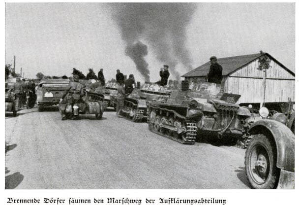 Deuxieme guerre mondiale Un detachement de reconnaissance allemand cherche a atteindre un village en flammes a l arriere plan. Photographie tiree de l ouvrage WIR ZOGEN GEGEN POLEN ( Nous avons envahi la Pologne) Journal de guerre du 7eme corps d armee allemand. Editions centrales du parti nazi, Munich, 1940. Credit : Jean Vigne KHARBINE-TAPABOR. *** Second World War A German reconnaissance detachment seeks to reach a burning village in the background Photograph taken from the book WIR ZOGEN GEGEN POLEN We invaded Poland War Diary of the 7th German Army Corps Central Editions of the Nazi Party, Munich, 1940 Credit Jean Vigne KHARBINE TAPABOR  KH134847