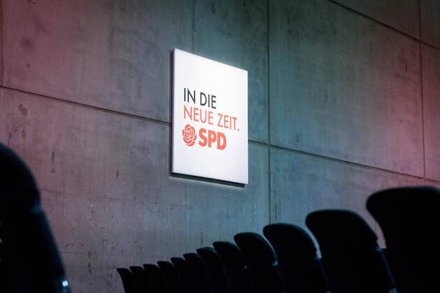 SPD Bundesparteitag in Berlin Deutschland, Berlin - 08.12.2019: Im Bild ist das Logo der SPD an der Wand zu sehen. Berlin Berlin Deutschland
