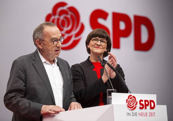 SPD Parteitag. Saskia Esken und Norbert Walter-Borjans, SPD Vorsitzende sprecen auf dem Bundesparteitag der SPD in Berlin. 08.12.2019. Berlin Deutschland *** SPD Party Congress Saskia Esken and Norbert Walter Borjans, SPD Chairmen speak at the Federal Party Congress of the SPD in Berlin 08 12 2019 Berlin Germany Copyright: xFelixxZahn photothek.netx