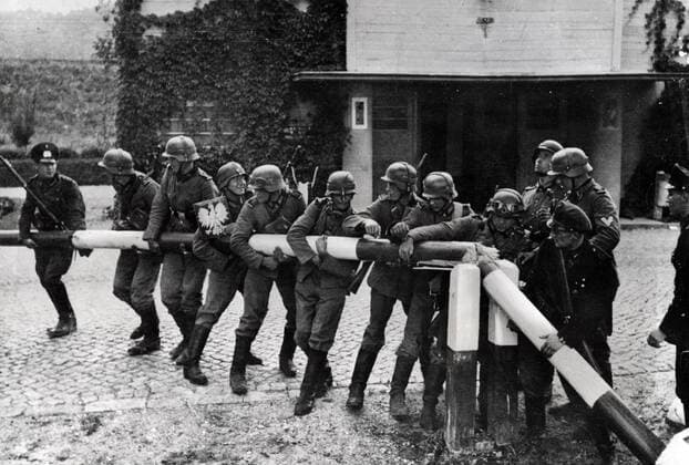 Deuxieme guerre mondiale Troupes allemandes brisant les barrieres a Sopot (frontiere polonaise), le 1er septembre 1939. Photographie de la guerre 39-45. Credit : Collection NBL KHARBINE-TAPABOR. *** Second World War German troops breaking through the barriers in Sopot Polish border, September 1, 1939 War photograph 39 45 Credit Collection NBL KHARBINE TAPABOR  KH151387