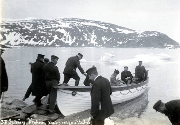 Voyage en Norvege 1902 Dernier vestige d ANDREE (1854-1897) au Spitzberg : debarquement. Photographie anonyme d un touriste francais pendant son voyage en Norvege Spitzberg et la banquise sur le steamer finlandais l Oihonna en 1902. Credit: Coll.Delastrit KHARBNE-TAPABOR