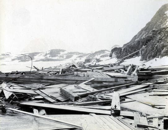 Voyage en Norvege 1902 Les debris du chantier d ANDREE (1854-1897). Photographie anonyme d un touriste francais pendant son voyage en Norvege Spitzberg et la banquise sur le steamer finlandais l Oihonna en 1902. Credit: Coll.Delastrit KHARBNE-TAPABOR