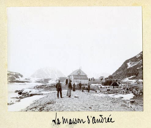 Voyage en Norvege 1902 La maison d ANDREE (1854-1897) au Spitzberg. Photographie anonyme d un touriste francais pendant son voyage en Norvege Spitzberg et la banquise sur le steamer finlandais l Oihonna en 1902. Credit: Coll.Delastrit KHARBNE-TAPABOR