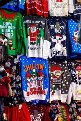 Souvenir Geschäft in London, Grossbritannien, Pullover und T-Shirts mit Winter-und Weihnachtsmotiven, *** Souvenir shop in London, Great Britain, sweaters and T-shirts with winter and Christmas motifs,