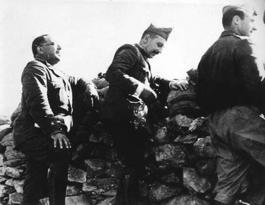 Guerre civile en Espagne Le general ARANDA commandnat en chef du front de Teruel, inspecte les tranchees en vue de la prochaine offensive nationaliste dans ce secteur . Photogaphie du 05 02 1938. Credit: Collection KHARBINE-TAPABOR. *** Civil war in Spain General ARANDA commanding general in chief of the Teruel front, inspects the slices in preparation for the next nationalist offensive in this sector Photogaphie of 05 02 1938 Credit Collection KHARBINE TAPABOR  KH16089