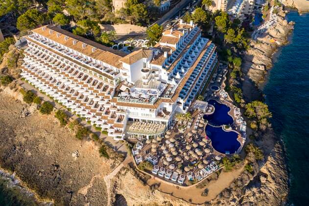 Luftaufnahme, Blick auf Hotelanlage an Felsküste, Costa de la Calma, Region Caliva, Mallorca, Balearen, Spanien, Europa Copyright: imageBROKER/MartinxMoxter ibxmox05087201.jpg