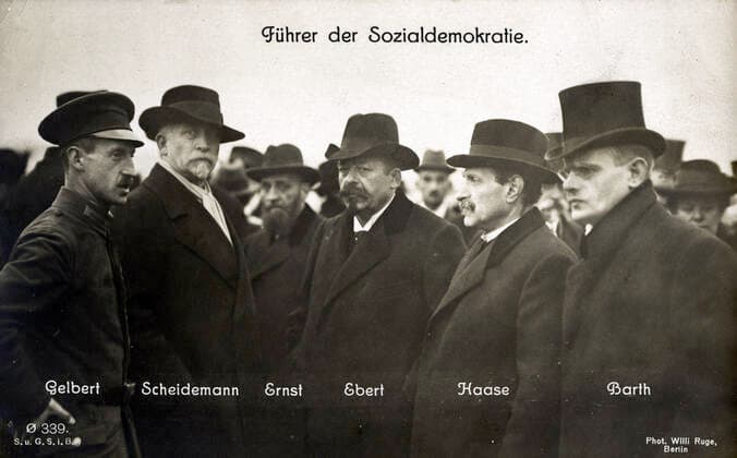 REVOLUTION ALLEMANDE La tete de la Social-Democratie : GELBERT, Philipp SCHEIDEMANN (1865-1939), ERNST le chef de la police, Friedrich EBERT (1871-1925), Hugo HAASE (1863-1919), Emil BARTH (1879-1941). Photographie de Willi RUGE pour une carte postale de 1919. Credit : Collection IM KHARBINE-TAPABOR.