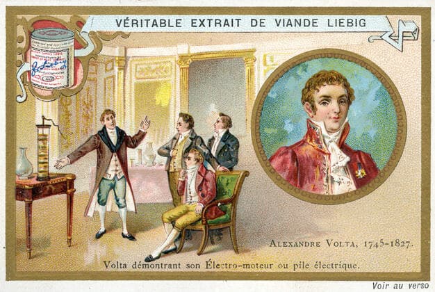 VOLTA Alexandre VOLTA (1745-1827) demontrant son electro-moteur, ou pile electrique . Illustration anonyme pour une chromo publicitaire Liebig vers 1900. Credit : Collection KHARBINE-TAPABOR. *** VOLTA Alexandre VOLTA 1745 1827 demonstrating his electro motor, or electric battery Anonymous illustration for an advertising chromo Liebig around 1900 Credit Collection KHARBINE TAPABOR  KH171955