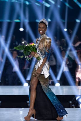 Bilder des Jahres 2019, Entertainment 12 Dezember Entertainment Bilder des Tages December 8, Atlanta, Georgia, USA: ZOZIBINI TUNZI, Miss South Africa 2019 is crowned Miss Universe at the conclusion of at Tyler Perry Studios in Atlanta. The new winner will move to New York City where she will live during her reign and become a spokesperson for various causes alongside The . Atlanta USA - ZUMAz03_ 20191208_sha_z03_279 Copyright: xMissxUniversexOrganizationx