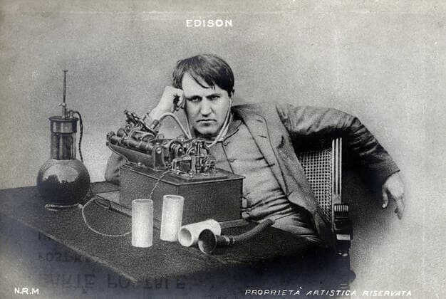 EDISON Thomas Thomas EDISON (1847-1931) a cote de son telephone. Photographie anonyme pour une carte postale vers 1905. Credit : Collection IM KHARBINE-TAPABOR. *** EDISON Thomas Thomas EDISON 1847 1931 next to his telephone Anonymous photograph for a postcard around 1905 Credit Collection IM KHARBINE TAPABOR  KH172461