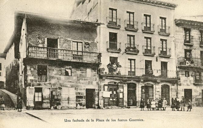 GUERNICA Una fachada de la Plaza de los fueros Guernica (facade d un batiment). Photographie anonyme pour une carte postale vers 1910. Credit : IM KHARBINE-TAPABOR *** GUERNICA Una fachada de la Plaza de los fueros Guernica facade of a building Anonymous photograph for a postcard circa 1910 Credit IM KHARBINE TAPABOR  KH176549