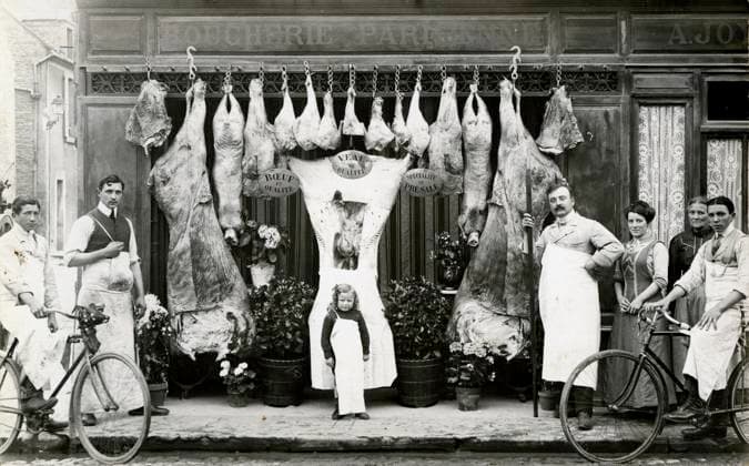 BOUCHERIE annees 10 Devanture d une boucherie. Photographie anonyme pour une carte postale vers 1913. Credit : Collection IM KHARBINE-TAPABOR. *** BOUCHERIE années 10 Front of a butcher shop Anonymous photograph for a postcard around 1913 Credit Collection IM KHARBINE TAPABOR  KH176946