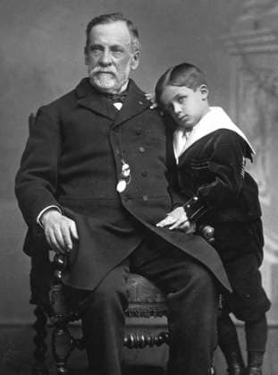 PASTEUR LOUIS (1822-1895) Portrait de PASTEUR LOUIS (1822-1895) et son petit fils. Photographie de Pierre PETIT (av. 1832-1909). Credit: Collection NB KHARBINE-TAPABOR. *** PASTEUR LOUIS 1822 1895 Portrait of PASTEUR LOUIS 1822 1895 and his grandson Photograph of Pierre PETIT av 1832 1909 Credit Collection NB KHARBINE TAPABOR  KH17704