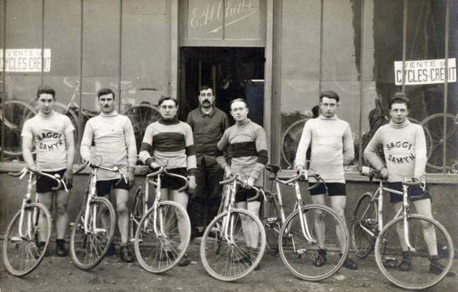 CYCLISME annees 10 Coureurs cyclistes devant un magasin de velos. Photographie anonyme pour une carte postale vers 1910. Credit : Collection IM KHARBINE-TAPABOR. *** CYCLING 10 years cyclists in front of a bike shop Anonymous photograph for a postcard around 1910 Credit Collection IM KHARBINE TAPABOR  KH177076