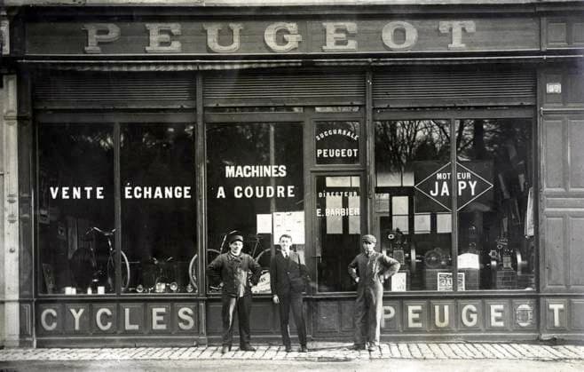 CYCLISME annees 10 Devanture d un magasins de cycles PEUGEOT, vendant egalemment des machines a coudre. Photographie anonyme pour une carte postale vers 1910. Credit : Collection IM KHARBINE-TAPABOR. *** CYCLING in the 10s in front of a PEUGEOT bike shop, also selling sewing machines Anonymous photography for a postcard around 1910 Credit Collection IM KHARBINE TAPABOR  KH177077