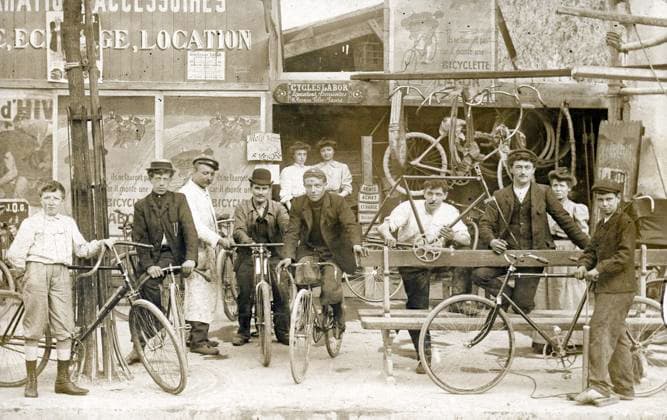 CYCLISME annees 1900 Magasin de cycles. Photographie anonyme pour une carte postale vers 1905. Credit : Collection IM KHARBINE-TAPABOR. *** CYCLING 1900s Cycle shop Anonymous photography for a postcard around 1905 Credit Collection IM KHARBINE TAPABOR  KH177078