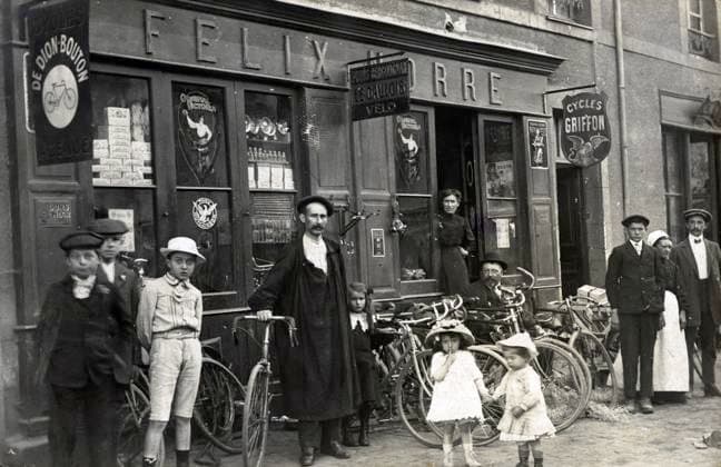 CYCLISME annees 1900 Devanture d un magasin de cycles Felix NORRE. Photographie anonyme pour une carte postale vers 1907. Credit : Collection IM KHARBINE-TAPABOR. *** CYCLING 1900s Front of a Felix NORRE bicycle shop Anonymous photograph for a postcard around 1907 Credit Collection IM KHARBINE TAPABOR  KH177084
