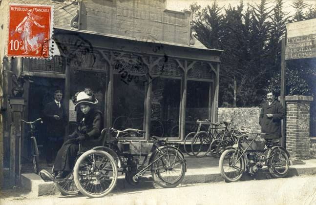 CYCLISME annees 1900 Magasin de cycles et de moto. Photographie anonyme pour une carte postale vers 1907. Credit : Collection IM KHARBINE-TAPABOR. *** CYCLING 1900s Cycle and motorcycle shop Anonymous photograph for a postcard around 1907 Credit Collection IM KHARBINE TAPABOR  KH177089