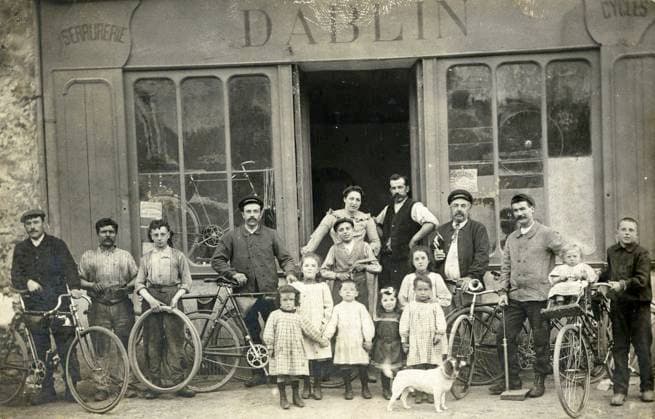 CYCLISME annees 1900 Magasin de cycles et Serrurerie Dablin. Photographie anonyme pour une carte postale vers 1907. Credit : Collection IM KHARBINE-TAPABOR. *** CYCLING 1900s Cycle shop and locksmith Dablin Anonymous photograph for a postcard around 1907 Credit Collection IM KHARBINE TAPABOR  KH177094