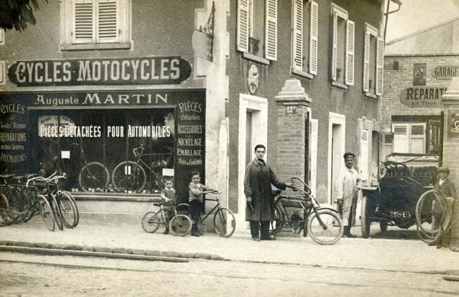 CYCLISME annees 10 Magasin de cycles et de motos. Photographie anonyme pour une carte postale vers 1910. Credit : Collection IM KHARBINE-TAPABOR. *** CYCLING 10 years old Cycle and motorcycle shop Anonymous photo for a postcard around 1910 Credit Collection IM KHARBINE TAPABOR  KH177100