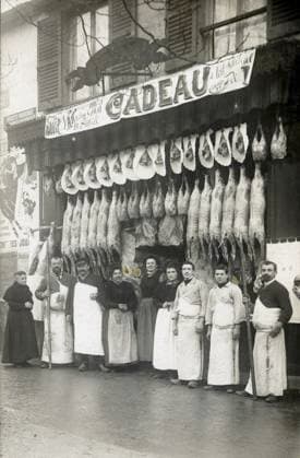 BOUCHERIE annees 10 Devanture d une boucherie, avec carcasses de viande. Photographie anonyme pour une carte postale vers 1910. Credit : Collection IM KHARBINE-TAPABOR. *** BOUCHERIE annees 10 years Front of a butchers shop, with meat carcasses Anonymous photograph for a postcard around 1910 Credit Collection IM KHARBINE TAPABOR  KH177121