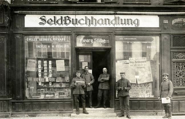 LORRAINE annees 10 Maison de presse et magasin de cycles en Lorraine, avec ecritures en allemands et en francais. Photographie anonyme pour une carte postale vers 1910. Credit : Collection IM KHARBINE-TAPABOR. *** LORRAINE years 10 years Press house and bicycle shop in Lorraine, with writings in German and French Anonymous photograph for a postcard around 1910 Credit Collection IM KHARBINE TAPABOR  KH177898