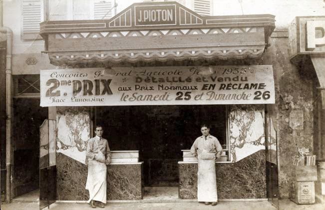 BOUCHERIE annees 20 Devanture d une boucherie recompensee lors d un concours agricole. Photographie anonyme pour une carte postale vers 1908. Credit : Collection IM KHARBINE-TAPABOR. *** Butchers shop front of a butchers shop awarded in an agricultural competition Anonymous photograph for a postcard around 1908 Credit Collection IM KHARBINE TAPABOR  KH179116