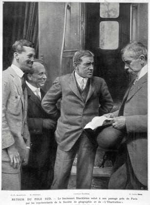 SHACKLETON De retour du pole sud, SHACKLETON est salue par les representants de la societe de geographie dans L Illustration du 19 06 1909. Credit: Collection KHARBINE-TAPABOR. *** SHACKLETON Back from the south pole, SHACKLETON is greeted by the representatives of the geography society in L Illustration of 19 06 1909 Credit Collection KHARBINE TAPABOR  KH18915