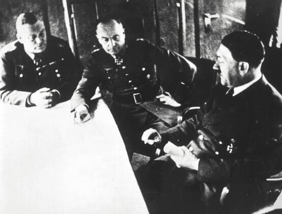 IMAGO History, Zweiter Weltkrieg: 1939 - 1945 Guerre mondiale 1939-1945 HITLER et son etat-major, BRAUTSCHICH et KEITEL au Grand quartier general lors des operations dans les Balkans le 22 06 1941. Credit: Collection KHARBINE-TAPABOR.