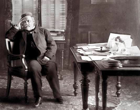 Pasteur Portrait photo de Louis PASTEUR (1822-1895) dans son cabinet de travail de l Institut Pasteur a Paris. Photographie anonyme. Credit: Collection NB KHARBINE-TAPABOR. *** Pastor Portrait of Louis PASTEUR 1822 1895 in his office at the Institut Pasteur in Paris Anonymous photograph Credit Collection NB KHARBINE TAPABOR  KH20169