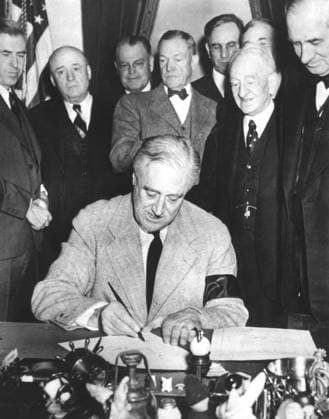 ROOSEVELT FRANKLIN DELANO Portrait photo de ROOSEVELT FRANKLIN DELANO (1882-1945) qui signe la declaration de la guerre des etats-Unies a l Allemagne le 11 12 1941. Photographie anonyme. Credit: Collection NB KHARBINE-TAPABOR. *** ROOSEVELT FRANKLIN DELANO Portrait of ROOSEVELT FRANKLIN DELANO 1882 1945 who signed the declaration of the United States War in Germany on 11 12 1941 Anonymous photograph Credit Collection NB KHARBINE TAPABOR  KH20174
