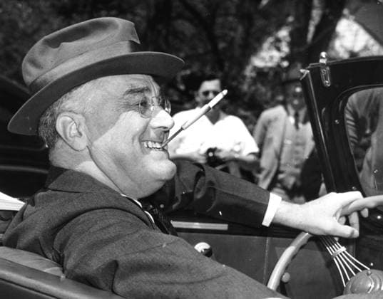 ROOSEVELT FRANKLIN DELANO Portrait photo de ROOSEVELT FRANKLIN DELANO (1882-1945) fumant une cigarette au volant d une voiture. Photographie anonyme. Credit: Collection NB KHARBINE-TAPABOR. *** ROOSEVELT FRANKLIN DELANO Portrait of ROOSEVELT FRANKLIN DELANO 1882 1945 smoking a cigarette at the wheel of a car Anonymous photograph Credit Collection NB KHARBINE TAPABOR  KH20177
