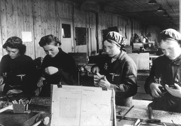 TRAVAIL Front du travail allemand. Des ouvrieres executent dans une usine d aviation leur travail quotidien. Photographie Trampus due 1944. Credit : Collection KHARBINE-TAPABOR.