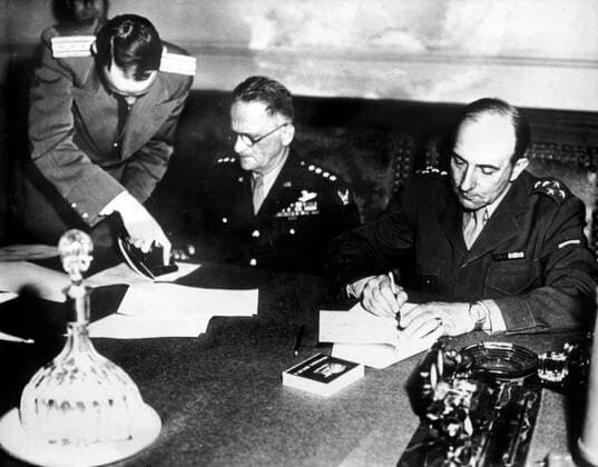 Deuxieme guerre mondiale Ratification a Berlin de l acte de reddition allemande signe a Reims deux jours auparavant. Signature du General Jean de Lattre de Tassigny. Photographie prise le 9 mai 1945. Credit : Collection KHARBINE-TAPABOR. *** Second World War Ratification in Berlin of the German surrender deed signed in Reims two days earlier Signature of General Jean de Lattre de Tassigny Photograph taken on 9 May 1945 Credit Collection KHARBINE TAPABOR  KH21502