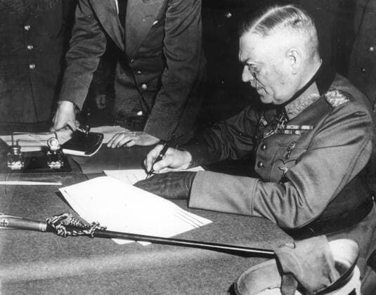 Deuxieme guerre mondiale Ratification a Berlin de l acte de reddition allemande signe a Reims deux jours auparavant. Signature du general allemand Wilhelm Keitel. Photographie prise le 9 mai 1945. Credit : Collection KHARBINE-TAPABOR. *** Second World War Ratification in Berlin of the German surrender deed signed in Reims two days earlier Signature of the German General Wilhelm Keitel Photograph taken on 9 May 1945 Credit Collection KHARBINE TAPABOR  KH21504
