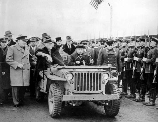 Deuxieme guerre mondiale Aerodrome de Yalta : ROSSEVELT (1858-1919), CHURCHILL (1874-1965) et MOLOTOV (1890-1996) passent en revue la garde d honneur depuis leur jeep. Photographie prise le 11 fevrier 1945. Credit : Collection KHARBINE-TAPABOR. *** World War II Yalta ROSSEVELT Aerodrome 1858 1919, CHURCHILL 1874 1965 and MOLOTOV 1890 1996 review the guard of honour from their jeep Photograph taken on February 11, 1945 Credit Collection KHARBINE TAPABOR  KH21526