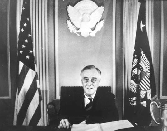 Deuxieme guerre mondiale Le president ROOSEVELT (1882-1945) s adresse par radio au peuple americain. Photographie prise le 06 01 1945. Credit : Collection KHARBINE-TAPABOR. *** Second World War President ROOSEVELT 1882 1945 addresses the American people by radio Photograph taken on 06 01 1945 Credit Collection KHARBINE TAPABOR  KH21557