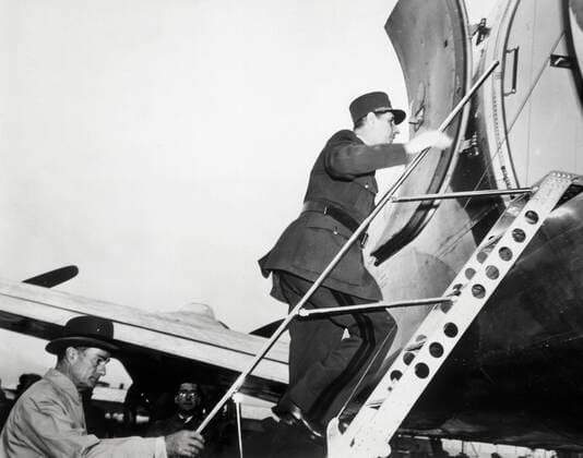 Deuxieme guerre mondiale Aerodrome d Orly : DE GAULLE (1890-1970) monte dans l avion que TRUMAN lui a offert. Photographie prise le 24 septembre 1945. Credit : Collection KHARBINE-TAPABOR.