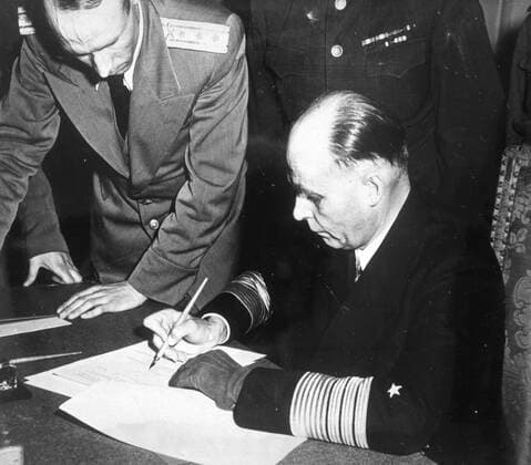 Deuxieme guerre mondiale Ratification a Berlin de l acte de reddition allemande signe a Reims deux jours auparavant. Signature de l amiral Von Friedeburg. Photographie prise le 9 mai 1945. Credit : Collection KHARBINE-TAPABOR. *** Second World War Ratification in Berlin of the German surrender deed signed in Reims two days earlier Signature of Admiral Von Friedeburg Photograph taken on 9 May 1945 Credit Collection KHARBINE TAPABOR  KH21566