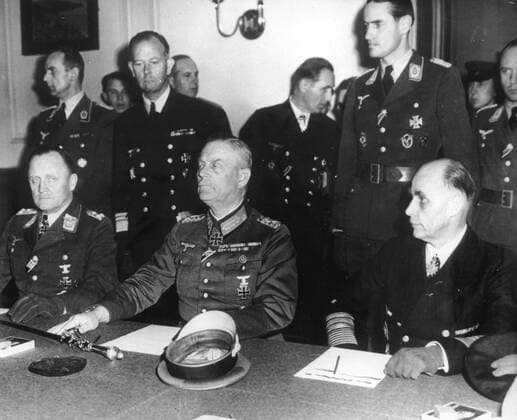 Deuxieme guerre mondiale Ratification a Berlin de l acte de reddition allemande signe a Reims deux jours auparavant. Photographie prise le 9 mai 1945. Credit : Collection KHARBINE-TAPABOR. *** Second World War Ratification in Berlin of the German surrender deed signed in Reims two days earlier Photograph taken on May 9, 1945 Credit Collection KHARBINE TAPABOR  KH21567