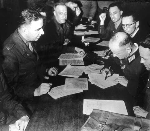 Deuxieme guerre mondiale A Belz, pres de Lorient, le colonel Borst signe la reddition allemande. Photographie prise le 7 mai 1945. Credit : Collection KHARBINE-TAPABOR.