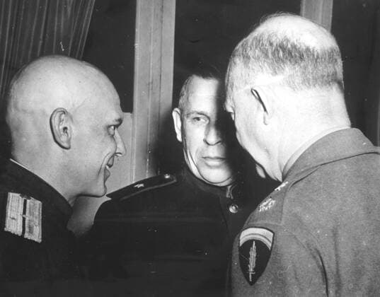 Deuxieme guerre mondiale Apres la reddition allemande, le general EISENHOWER (1890-1969)(a droite) s entretient avec le delegue sovietique Ivan Susloparoff (au centre). Photographie prise le 7 mai 1945. Credit : Collection KHARBINE-TAPABOR.