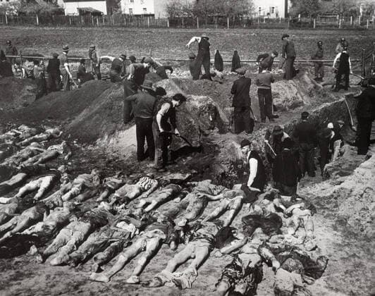 Guerre mondiale 1939-1945 Les soldats americains qui ont libere le camp de concentration de Schwarzenfeld a 73 km a l est de Nuremberg ont ordonne aux civils habitants la ville de procoder a l exhumation des corps des cadavres assassine la veille par les SS afin que les victimes puissent avoir une sepulture decente. Photographie du 22 avril 1945. Credit: Collection KHARBINE-TAPABOR.